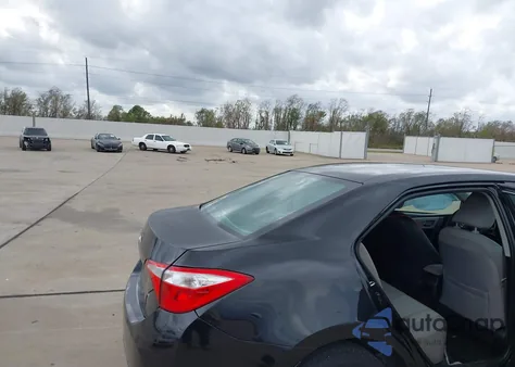 2015 Toyota Corolla Le z USA, uszkodzony, nr VIN 5YFBURHE8FP343705